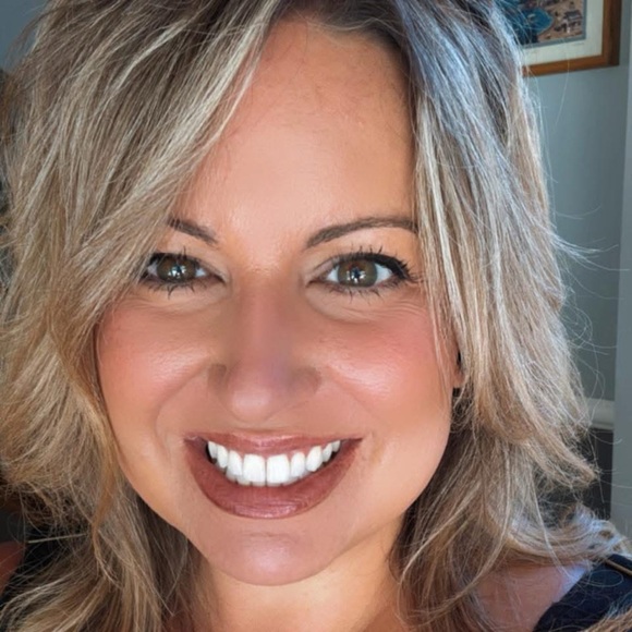 Meet your Posher, Julie - Picture 1 of 2